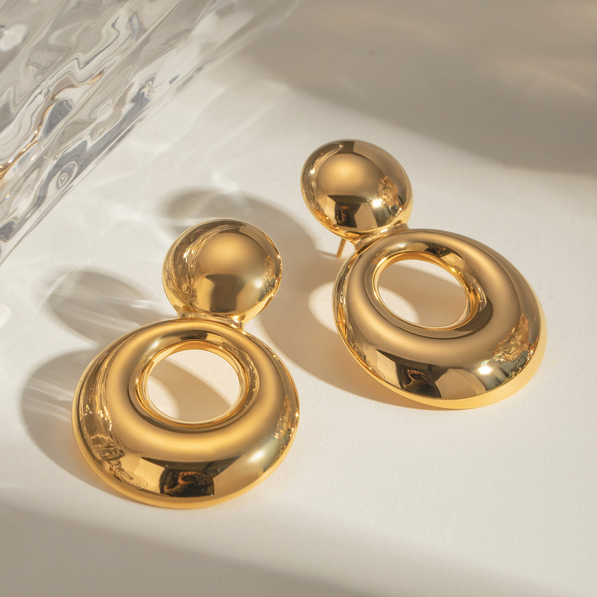 Elegant 18K Gold-Plated Cutout Earrings for a Sophisticated Look