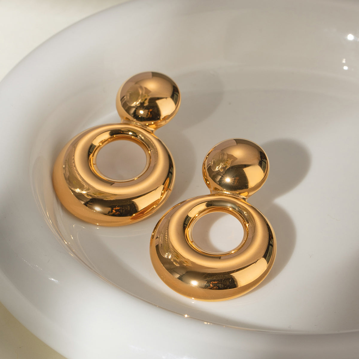 Elegant 18K Gold-Plated Cutout Earrings for a Sophisticated Look