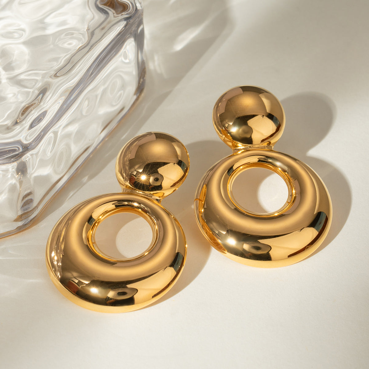 Elegant 18K Gold-Plated Cutout Earrings for a Sophisticated Look