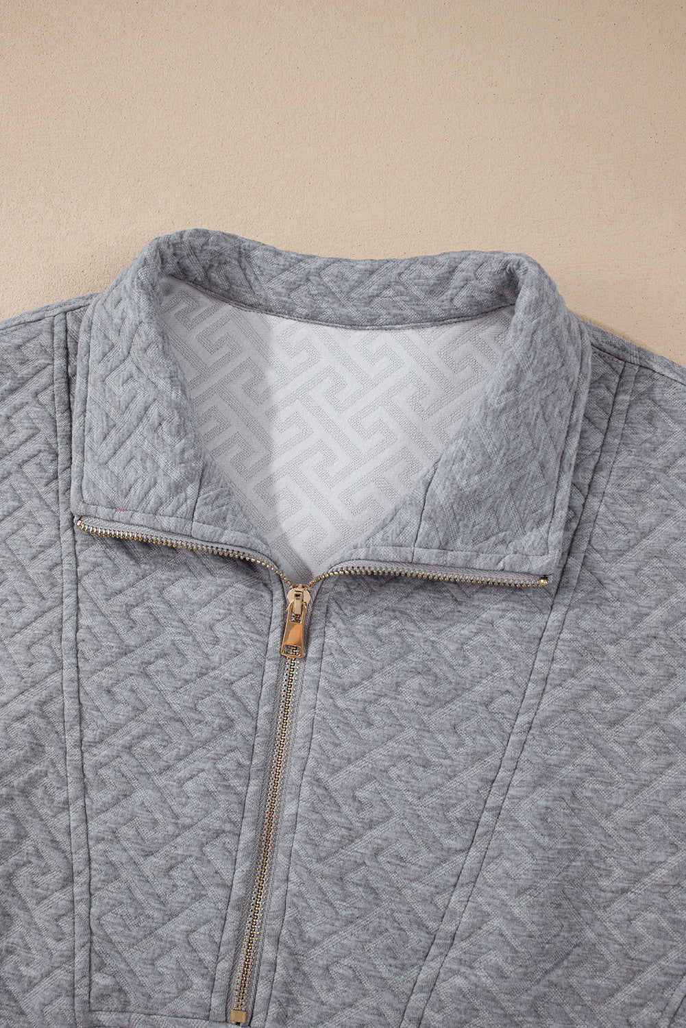 Chic Half-Zip Sweatshirt with Textured Fabric and Collared Neckline
